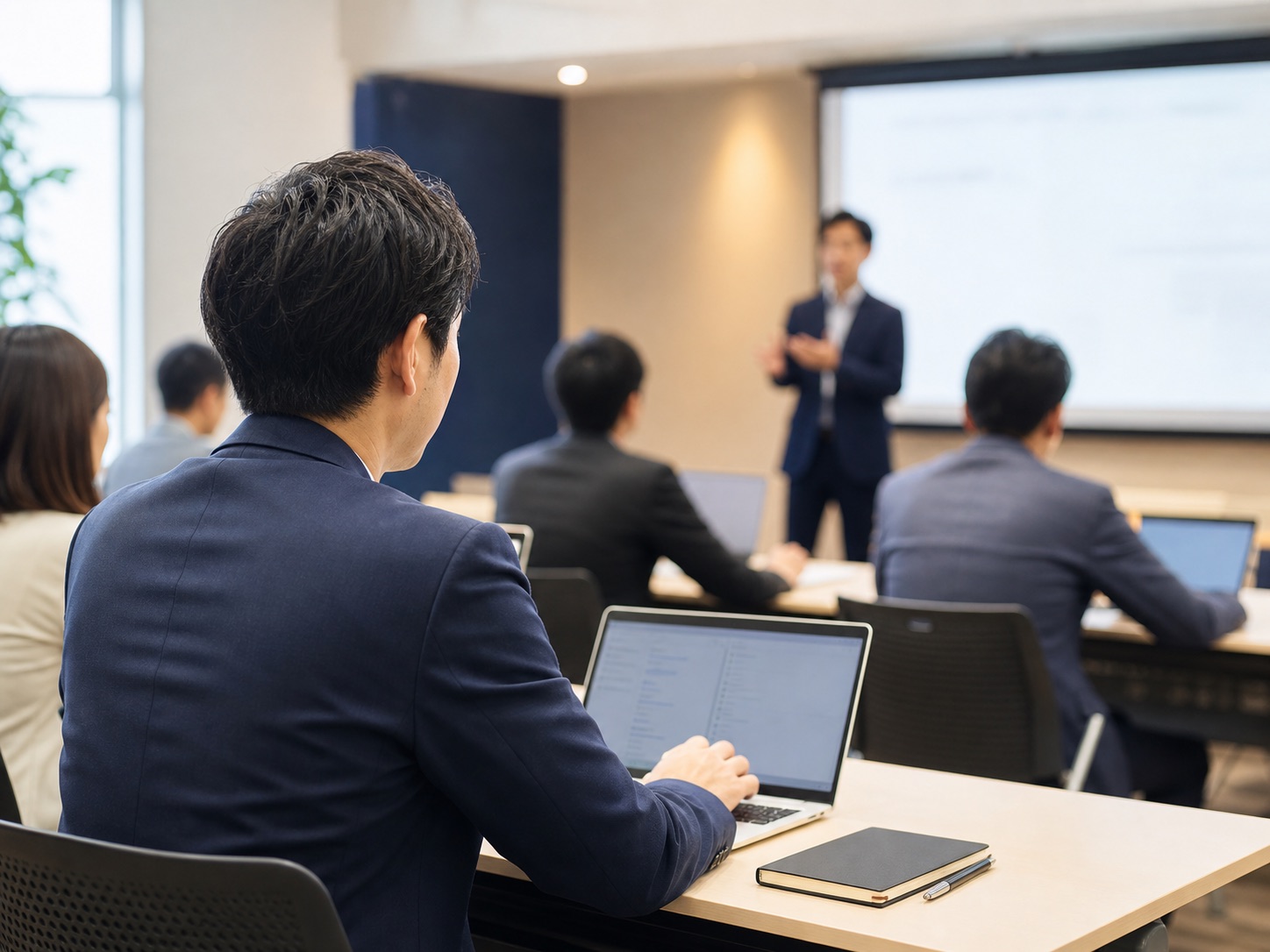 ノートパソコンを使いながら講義を受ける社員向けAI研修の様子